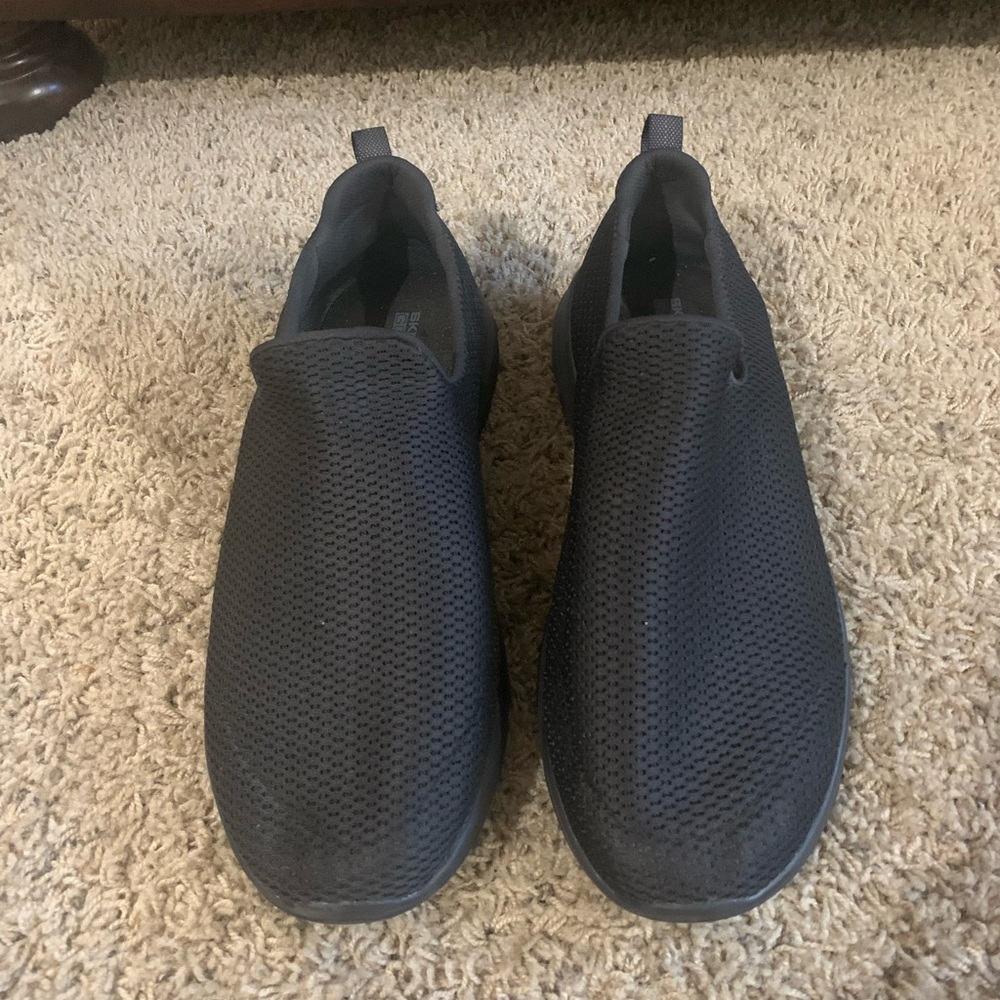 Skechers Goga wide fit slip on lightweight shoe